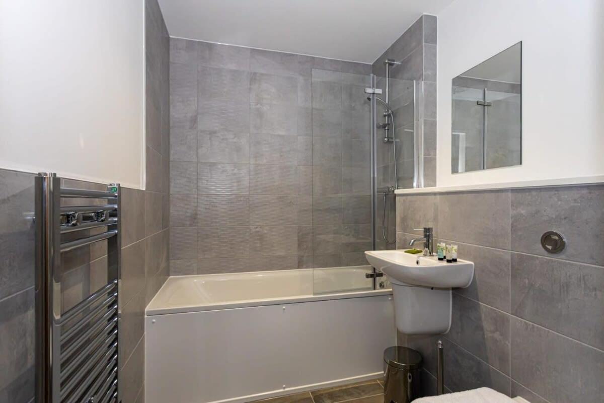 Modern 2 Bed Salford Apartment Stunning Views Manchester Zewnętrze zdjęcie